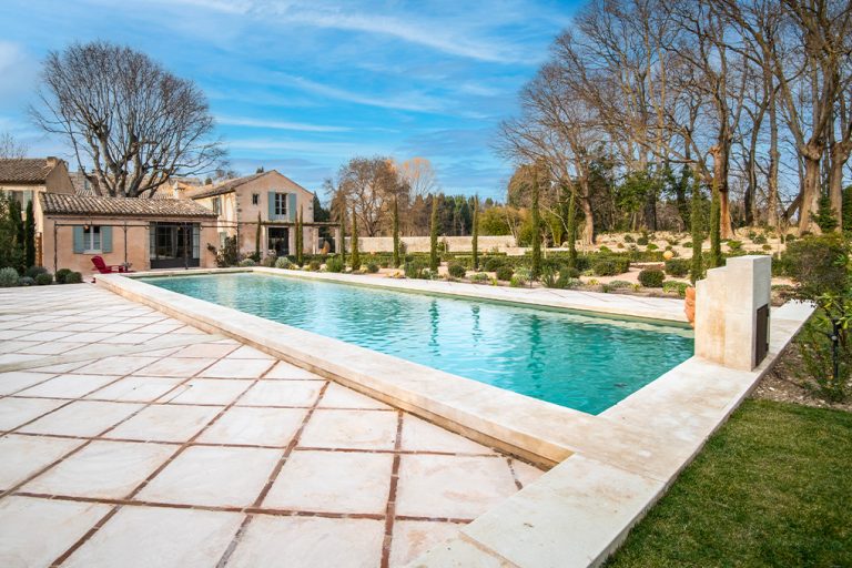 photographie de mas piscine